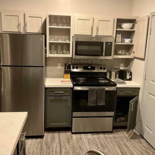 An Amazing 2 Bedroom/2 Full Bath Apartment Unit With Desk