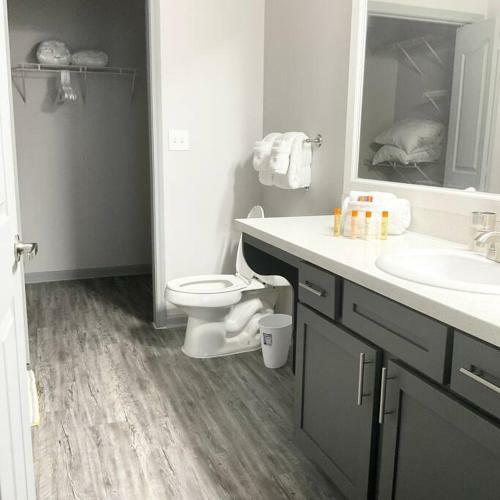 An Amazing 2 Bedroom/2 Full Bath Apartment Unit With Desk