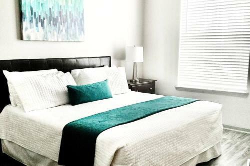 An Amazing 2 Bedroom/2 Full Bath Apartment Unit With Desk