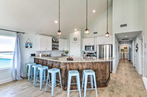 Surfside Beach Home With Views, Steps To Shore!