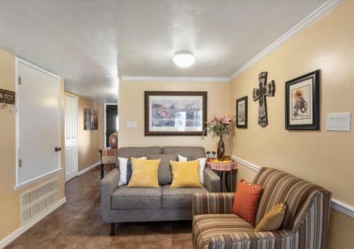 Sleeps 9 Near Lake And Major Attractions