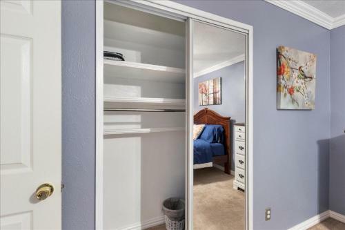Sleeps 9 Near Lake And Major Attractions