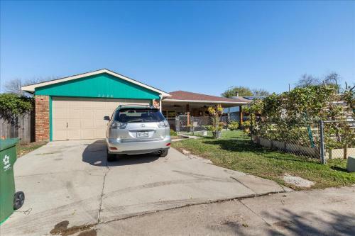Sleeps 9 Near Lake And Major Attractions