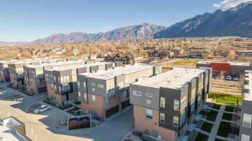 Luxury Townhouse. Super Fast Wifi. Heated Pool