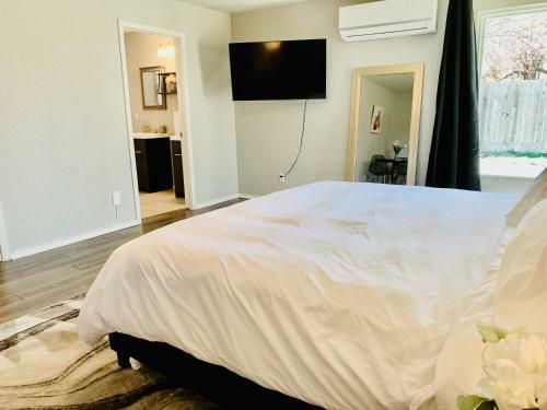 Casita At Maywood - Modern Spaces