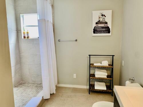 Casita At Maywood - Modern Spaces