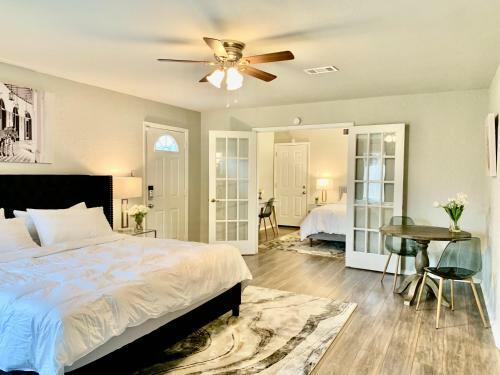 Casita At Maywood - Modern Spaces