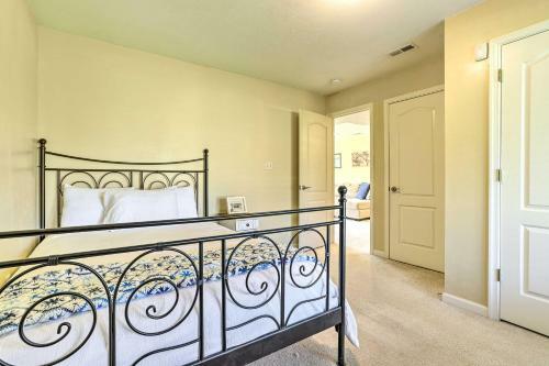 Pet-friendly Bentonville Cabin With Mtn Views!