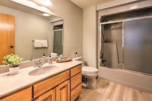 Lodge With Indoor Pool, Along Devils Lake Park