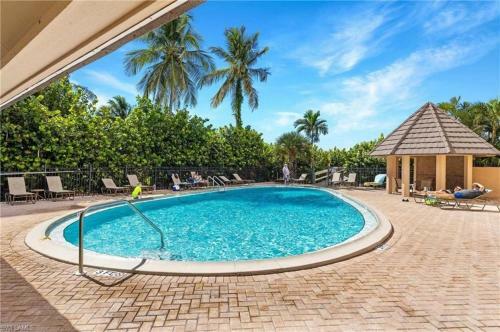 The "sea-winds" Condo I Renovated Beachfront 2 Bed 2 Bath Condo