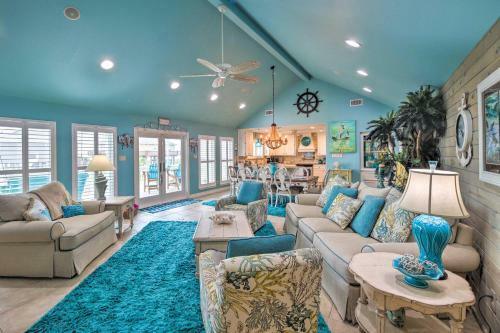 Bright Crystal Beach Home - Next To The Beach