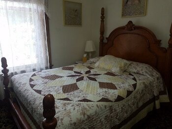 Bed & Breakfast Spurs N Lace Inn