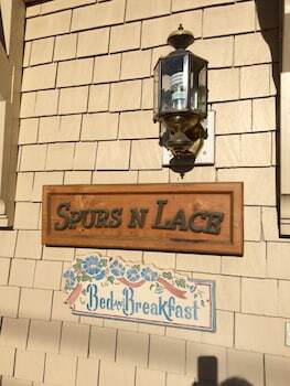 Bed & Breakfast Spurs N Lace Inn