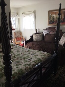 Bed & Breakfast Spurs N Lace Inn