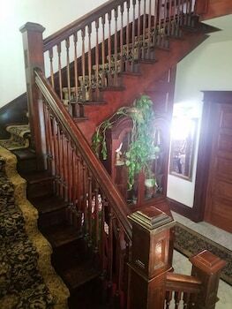 Bed & Breakfast Spurs N Lace Inn