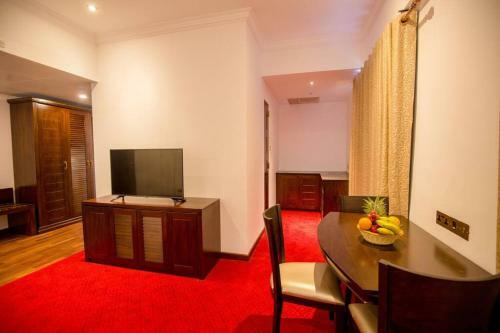 Luxesuite Located 10 Minutes From The Bohra Masjid