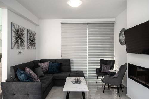 Brand New 3-br Villa/pool,2'on Foot-trinity Beach!