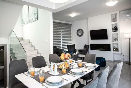 Brand New 3-br Villa/pool,2'on Foot-trinity Beach!