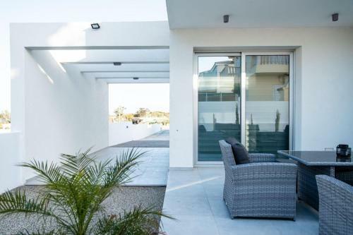 Brand New 3-br Villa/pool,2'on Foot-trinity Beach!