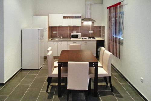 Apartment In Vir With A Barbecue