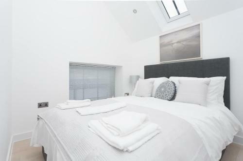 The Chapel 1 - Stylish 2 Bed 2 Bath Modern Home