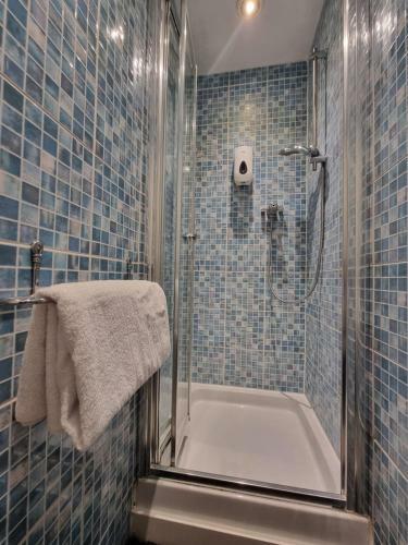 4 Bed 2 Bathroom House With Garden And Parking