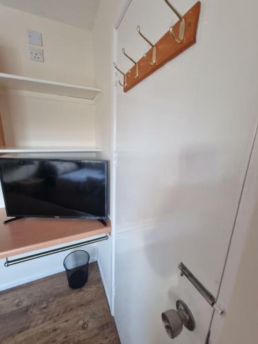 4 Bed 2 Bathroom House With Garden And Parking