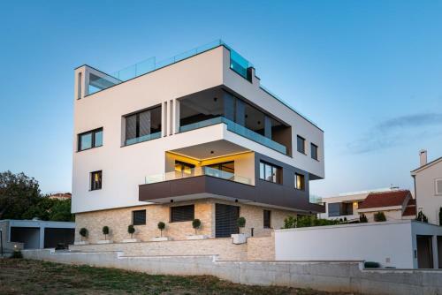 Crowonder Luxury Gold Apartment