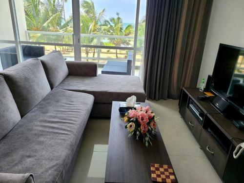 Beachfront Apartment With Pool Near Colombo