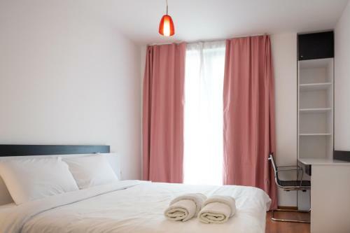 Sunny 1bdr Apartment Near Center - Free Parking