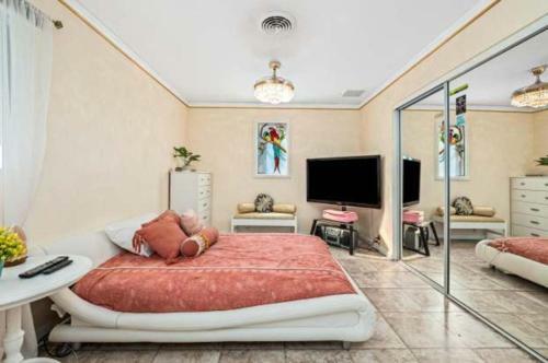 Elegant Home With Stunning Mountain View