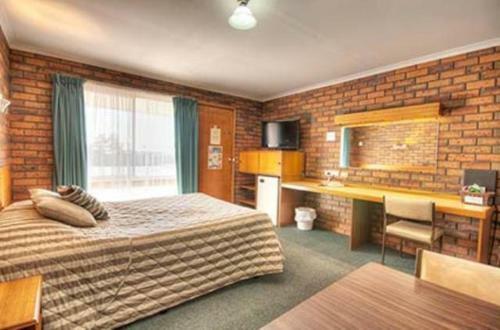 Golden Palms Motel