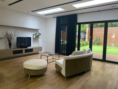 Villa Mckinnon Luxury Moderm Home Three Bedroom