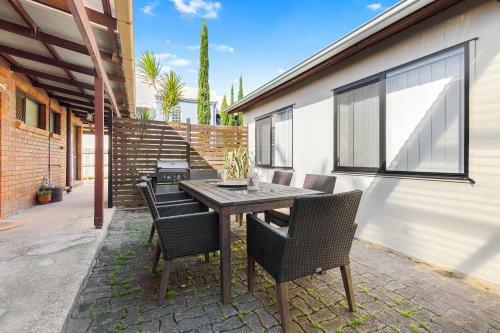 Mudjimba Beach House, Sleeps 6, Pet Friendly