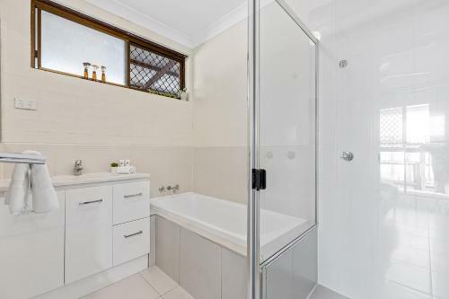 Mudjimba Beach House, Sleeps 6, Pet Friendly