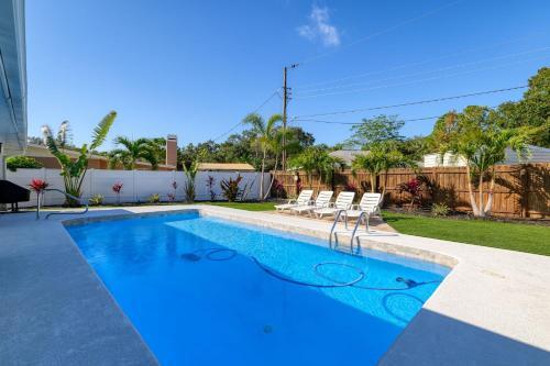 Fully Remodeled Pool Home Less Than 5 Miles To Beach Home