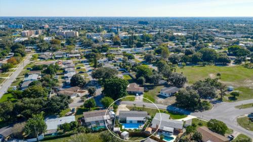 Fully Remodeled Pool Home Less Than 5 Miles To Beach Home