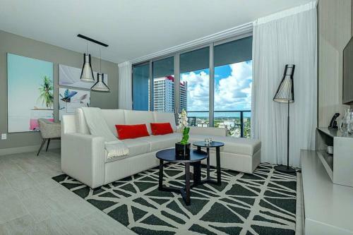 5 Amenities Luxury 1br Front Intercostal View Balcony