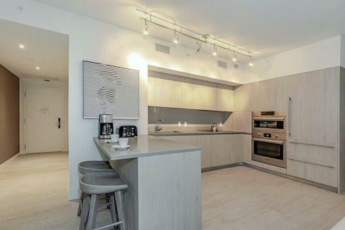 5 Amenities Luxury 1br Front Intercostal View Balcony