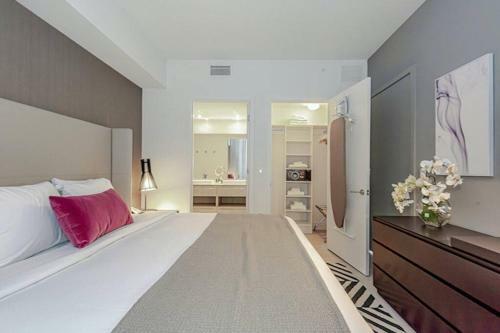 5 Amenities Luxury 1br Front Intercostal View Balcony