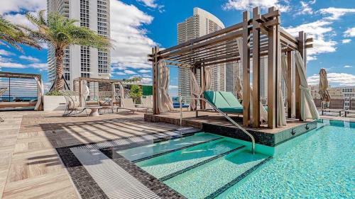 5 Amenities Luxury 1br Front Intercostal View Balcony