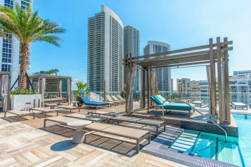 5 Amenities Luxury 3 Br Front Intercostal View