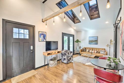 Modern Louisville Apartment With Furnished Deck