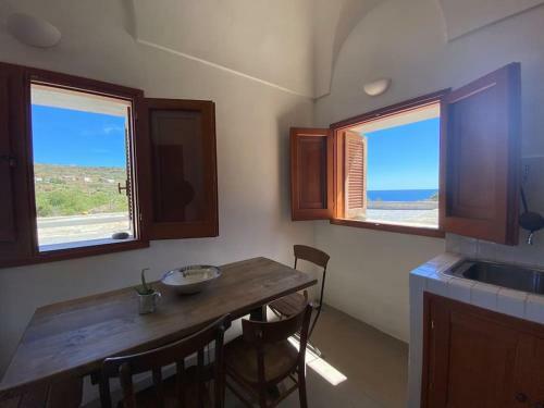 Antique Rural Dammuso With Pool And Sea View