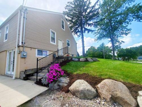 Entire Tri-level Home With A King Master & Patio