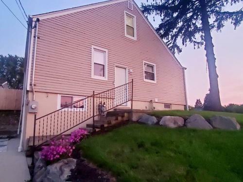 Entire Tri-level Home With A King Master & Patio