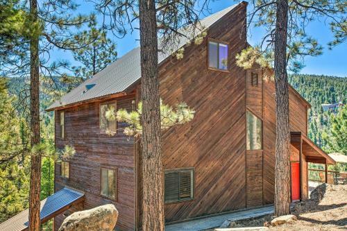 Spacious Home With Hot Tub, Sunroom And Views!