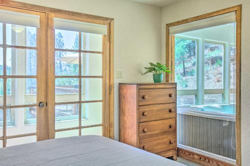 Spacious Home With Hot Tub, Sunroom And Views!