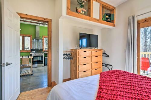 Darling Wheelchair Accessible Gem Pond View!