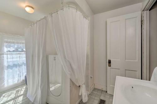 Charming Sodus Point Getaway With Lake Views!